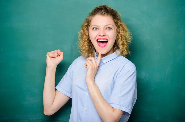 Viktig information att komma ihåg. Lärarvän till elever. Bättre än tusen dagar flitiga studier är en dag med stor lärare. Kvinnolärare framför tavlan. Läraren förklarar svårt ämne — Stockfoto