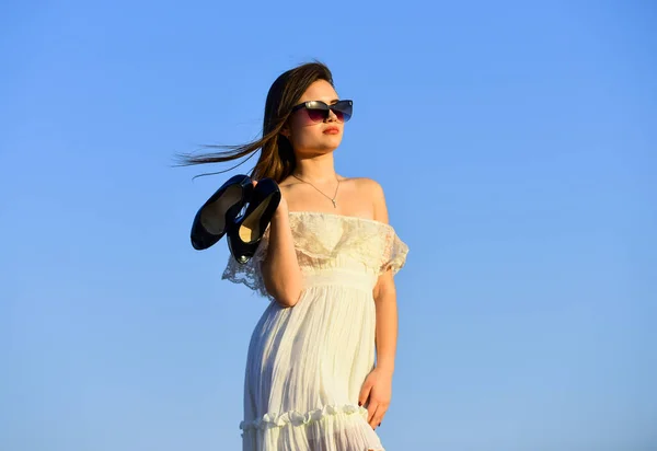 Making me happy. Summer outfit. Portrait of the beautiful girl. beach fashion style. Summer outdoor lifestyle. Happy young woman posing over blue sky. pretty young beautiful woman in sunglasses — Stock Photo, Image
