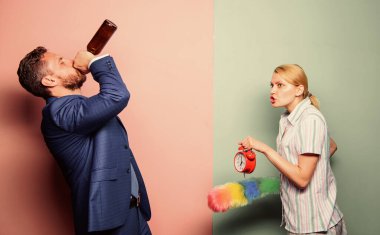 Kadın evi temizliyor. Oda servisi işi. Karım, kocanızın neden eve bu kadar geç geldiğini merak ediyor. Temizlik servisi. Aile rutini. İlişki sorunları. Görev ayrımcılığı. Alkolik adam.