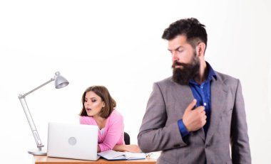 Yönetici asistanı. Masada dizüstü bilgisayar kullanan seksi bir ofis sekreteri. Ofiste çalışan bir sekreterden diğerine. Duygusal şirket sekreteri meşgul. Kadın sekreter iş yerinde teknoloji kullanıyor.