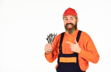 Anahtar gereçleri. Otomotiv Teknisyenleri ve Tamircileri. Adam anahtar aletlerini tutuyor. Arabaları tamir ederken ana rol sorunu doğru ve hızlı bir şekilde teşhis etmektir. İndirme aracı ayrıntıları sıkılaştırıyor