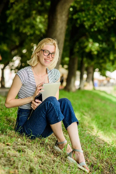 Concetto estivo. Prenditi una pausa e rilassati. Semplice felicità. Più vicino alla natura. Ambiente che ispira la natura. Ragazza spensierata studente lavoratore portatile rilassante all'aperto sedersi erba verde. Uniti alla natura — Foto Stock