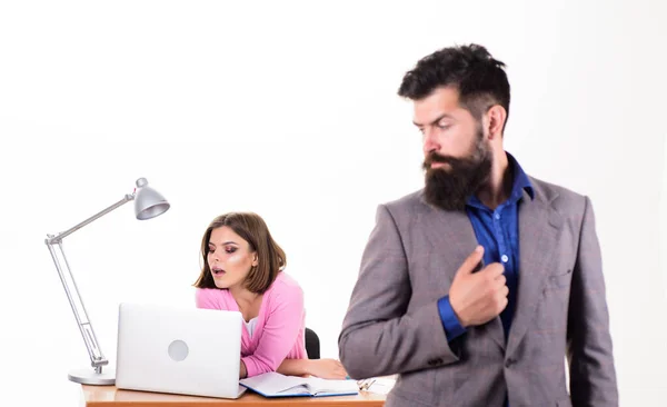 Assistente administrativa. Secretário de escritório sexy usando laptop na mesa. Bonita secretária para chefe que trabalha no escritório. A secretária sensual da empresa está ocupada. Secretária feminina usando tecnologia no trabalho — Fotografia de Stock