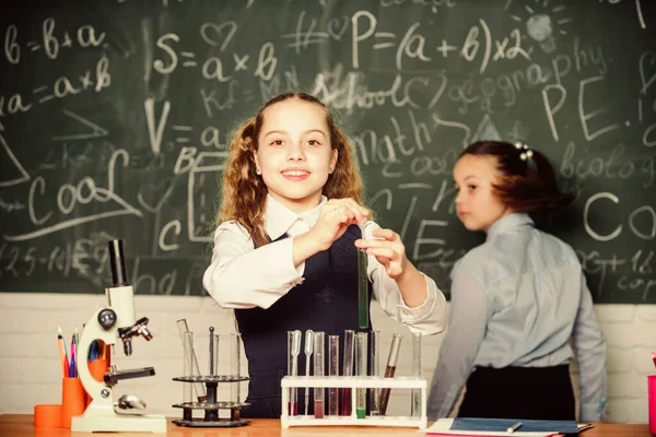 Laboratuvar camları. Okul laboratuarı. Akıllı kız okul deneyi yapıyor. Öğrenci kimyasal sıvılar üzerine çalışıyor. Okulun kimya dersi. Madde içeren test tüpleri. Geleceğin mikrobiyoloğu. — Stok fotoğraf