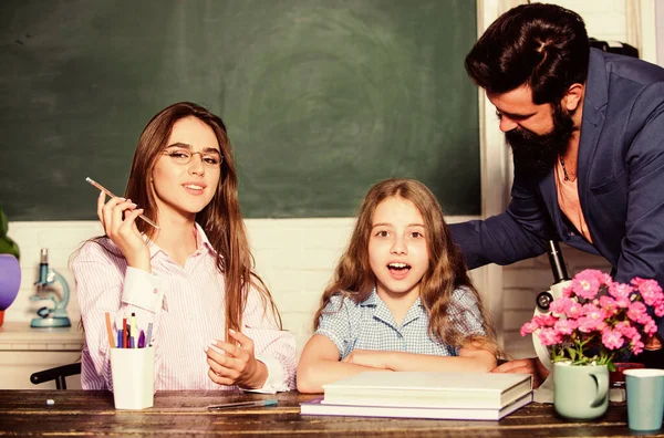 Wees slim en werk hard. Slim kind terug naar school. Slim meisje in de klas. Familie leren samen. Vroeg leren en onderwijs. Thuisonderwijs. Privé onderwijs. Slim en geniaal — Stockfoto