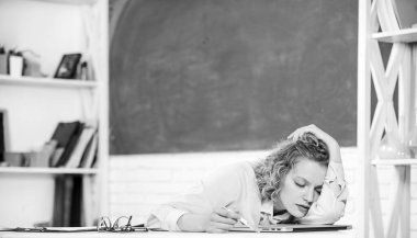 Sıkılmış öğrenci. Öğretmenler için eğitim sitesi. Çevrimiçi eğitim konsepti. İnternette sörf yapan kız. Öğretmen kadın. Öğretmenler günü. Laptoplu uyuyan öğrenci. Dijital teknoloji kavramı. Eğitim çevrimiçi