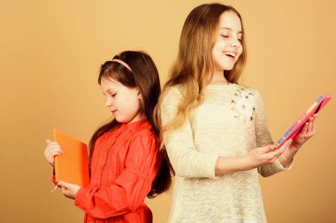 Eğitim ve çocuk edebiyatı. Favori peri masalı. Kardeşler birlikte okumak için kitap seçerler. Sevimli kızlar kitapları sever. Gizli günlük ya da kişisel günlük. Akıllı harikadır. Kitap ya da not defteri olan çocuklar.