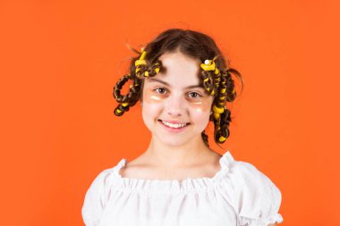 Papillote 'yi nasıl seçeceğimi. Göz tedavisi bandı. Güzellik ve moda. Küçük kızın bigudileri var. Çocuk kuaför salonu. Sağlıklı, uzun saç stili. Çocuk için saç bakımı. Saç silindirli küçük çocuk.