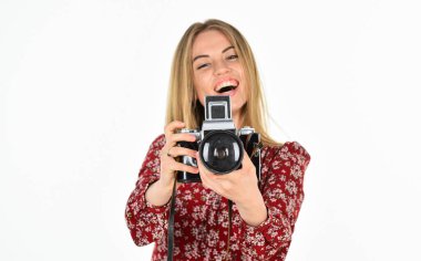 Yaratıcılığını kariyerine çevir. Yetenekli fotoğrafçı. Kız retro kamerayla fotoğraf çekiyor. Kamera ayarları. Yaratıcılığından para kazan. Fotoğraflarını sat. Teknoloji konsepti. Kadın kamerayla çalışıyor.