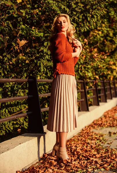 Nature automnale. fille marche dans le parc. automne femme de plein air. fille en jupe plissée et pull. Tendance plissée. journée ensoleillée avec des feuilles tombées. automne saison de la mode. beauté féminine. Fémininité et tendresse — Photo