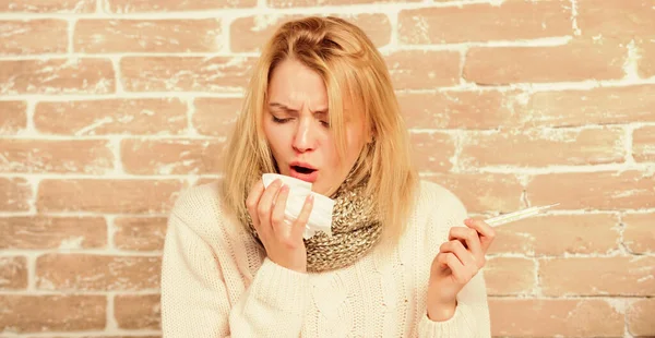 Frau fühlt sich schwer krank. Wie man Fieber senkt. Symptome und Ursachen von Fieber. krankes Mädchen mit Fieber. Mädchen halten Thermometer und Gewebe. Temperatur messen. Pausenfieber. Hochtemperaturkonzept — Stockfoto