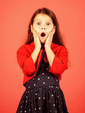 Vay canına, şimdi olsun. Şaşkın çocuk. Küçük kız şaşkınlıkla ağzını açtı. Küçük çocuk şaşırmış görünüyor. Sürpriz var. Sürpriz ve zevk. Güzellik ve moda. Şok edici.