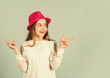 Kişisel tarzını takip ediyor. Retro kız mavi arka plan. Retro şapkalı küçük mutlu çocuk. Eski moda görünüş. Yaz aksesuar koleksiyonu. Küçük çocuk uzun saçlı. Güzellik ve tarz. Boşluğu kopyala