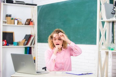 Bilgisayarlı bilişim dersi. E-öğrenme konsepti. Modern teknoloji. Sınıfta Kız Çalışmaları İnternet 'te. Öğretmen kadın. Bilgisayarı olan yorgun bir öğrenci. Online eğitim. Serbest çalışan biri. Okul yeniliği