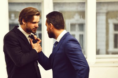 İş anlaşmazlığı durumu. Ortaklar kendi aralarında tartışırlar.