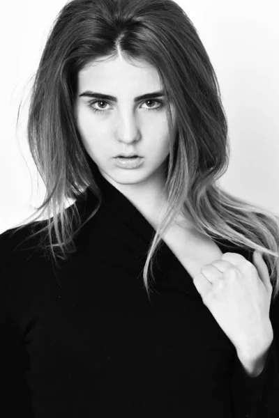 Ganska söt sexig kaukasiska flicka poserar i svart tröja — Stockfoto