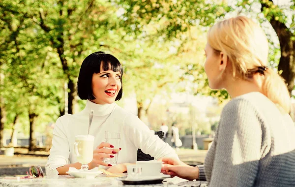 Kız arkadaşlar kahve içerler ve konuşmaktan hoşlanırlar. Gerçek dostça yakın ilişkiler. İki kadın kafe terasında sohbet. Arkadaşlık toplantısı. Beraberlik kadın arkadaşlığı. Güvenilir iletişim — Stok fotoğraf