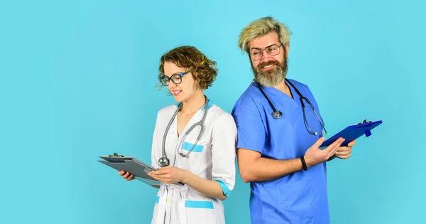 Gehen Sie gesund und glücklich. Gesundheitsgeschäft. Teamwork und Menschen-Konzept. Arzt und Krankenschwester. Erfolgreiches Ärzteteam. Menschen in Uniformen blauen Hintergrund. Medizinisches Personal. Vertrauen Sie unseren Fachleuten — Stockfoto