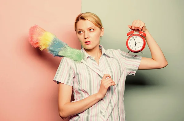 Vrouw pp stofdoek en wekker. vermoeide huishoudster. perfecte schoonmaakservice. schoonmaakbedrijf. vrouw heeft tijd nodig om te ontspannen. dienstmeisje time management. huishoudconcept — Stockfoto