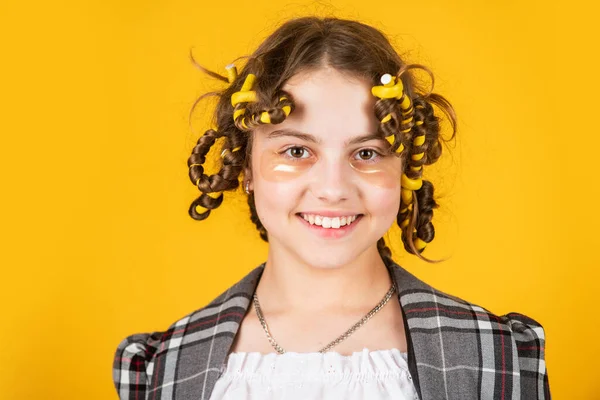 Bambina ha bigodini papillotes. salone parrucchiere per bambini. acconciatura lunga sana. cura dei capelli per il bambino. governare piccola donna con rullo per capelli. cerotto per la terapia oculare. bellezza e moda — Foto Stock