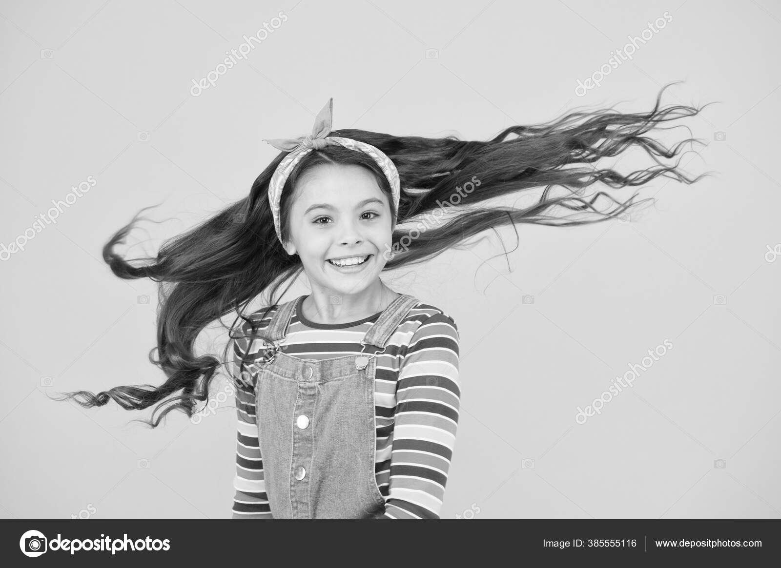 Parikmahersha Schastlivyj Retro Malysh Nosit Krasochnuyu Odezhdu Moda Na Dzhinsy Bezzabotnoe Leto Dlya Radosti Pricheska Aksessuarov Tendencii Optimistichnyj Hipsterskij Rebenok Molodaya I Bezzabotnaya Malenkaya Devochka Stokovoe Foto C Stetsik 385555116