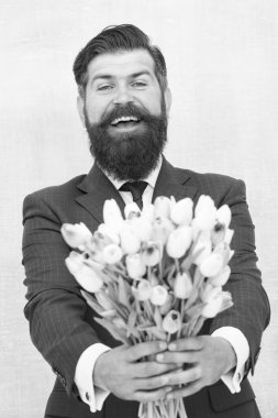Sürpriz yapıyorum. Laleli bir beyefendi. Bu da senin için. Bahar geliyor. Selamlar. Sakallı adam lale buketi. Kadınlar Günü 'nde. 8 Mart. Bahar hediyesi. Çiçekli sakallı hippi adam. Baharı kutla