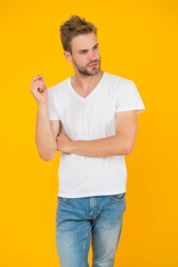 Modern gençlik. Yakışıklı, seksi adam. Karizma konsepti. Yüz bakımı. Güzel insanlar. Yakışıklı bir genç adam. Tıraşsız yakışıklı bir adam. Kıvırcık saçlı hippi. Yakışıklı bir adam. Karizmatik maço