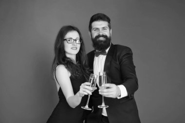 Kutlama vesilesi. Birbirine aşık çiftler köpüklü şarap içer. Eş camı tutar. Aile Sevgililer Günü 'nü kutluyor. Romantik bir ilişki. Evlilik yıldönümünüz kutlu olsun. Aşk konsepti. Aşklarını kutluyorlar