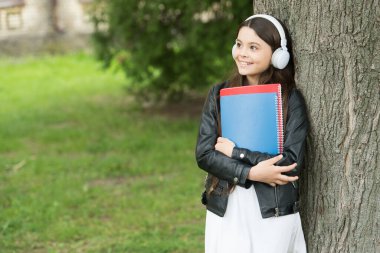 Dinleme dersleri. Mutlu kız dışarıda dinleme becerileri geliştiriyor. Küçük çocuk müzik dinlemekten hoşlanır. Dinleme kursu. Mesafe öğrenme. Eğitim ve eğitim. Modern hayat. Dil okulu