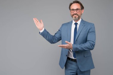 Üniversite profesörü sunum yapıyor. Olgun öğretmeniniz kutlu olsun. CEO işletme koçu. Avukat kıyafetini gözlüklerle tamamladı. Yetişkin adamın gözlüğü var. Erkek gözlüğü modası. Boşluğu kopyala