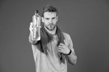 Harika bir egzersizden sonra vitamin içeceğini tazeliyorum. Erkek atletik tutucu su şişesi. Yakışıklı sporcu su içer. Su dengesi. Daha iyi bir yaşam için spor. Susamış adam. Sporcu şişesi. Vücut sıvısı