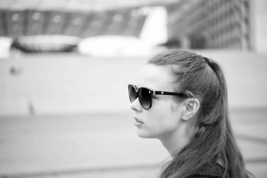 Listedeki yerleri ziyaret etmeliyim. Gezi turu. Kız turist güneş gözlükleri şehir merkezinin tadını çıkarıyor. Kadın kentsel mimari arka plan kopyalama alanı. Turistler için rehber. Şehri keşfediyorum. Yaz tatili