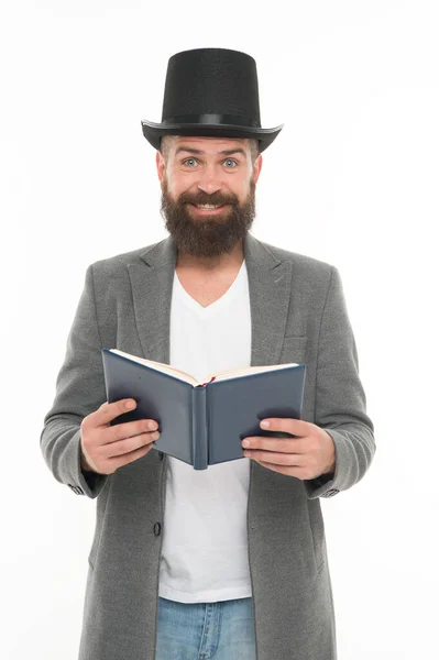 Historias graciosas. Un comediante. Una comedia graciosa para alguien más podría ser un drama. El sentido del humor. Sonriente hipster con libro. Leyendo chistes. Concepto de comedia. Actor de comedia. Hombre con sombrero de copa y chaqueta — Foto de Stock