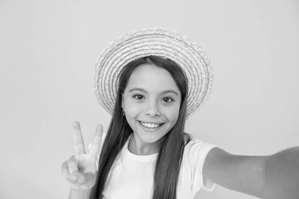 Divertimento de verão. adolescente menina saudando verão. pouca beleza em chapéu de palha fazer selfie. estilo de praia para crianças. Boas férias de verão. relaxe e divirta-se. viajar para hawaii. aloha. Criança retrô. ela adora vintage — Fotografia de Stock