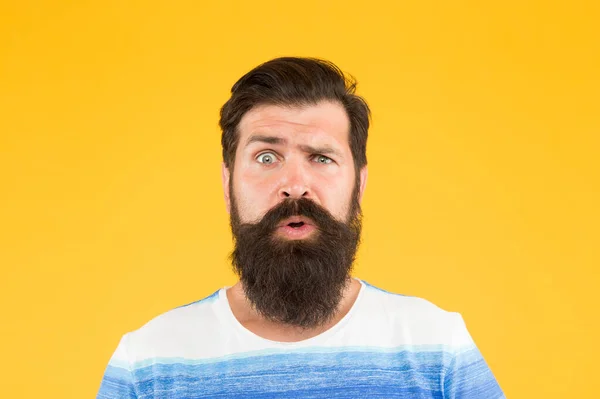 Cuidado do cabelo e cuidados com a pele. espantado homem barbudo brutal no fundo amarelo. homem confiante bonito tem penteado perfeito. Cuidado facial masculino. retrato de um homem barbudo brutal. sério homem elegante com bigode — Fotografia de Stock