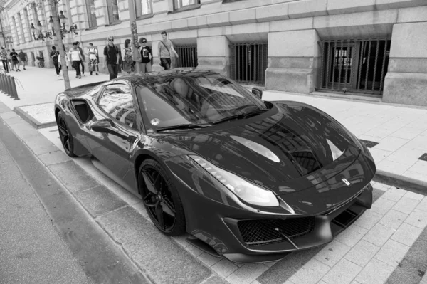 Supercar Lamborghini Huracan LP 610-4 siyah renkli Hamburg caddesinde park halinde. — Stok fotoğraf