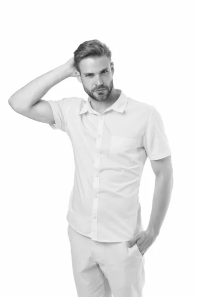 Ritratto di bel giovanotto. Bell'uomo sexy isolato sul bianco. Bellezza maschile, modella. Concetto di acconciatura. stile casual nella vita quotidiana. Un tipo ben vestito. Modello sexy posa — Foto Stock