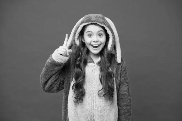 Niño conejo inspirado relajarse. Bebé animal. Crea tu mañana. moda de ropa de casa cómoda. niña pequeña usar traje de conejito de Pascua. niño feliz en pijama kigurumi. pijama para tu sueño acogedor — Foto de Stock