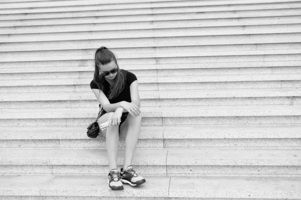 Ώρες λειτουργίας μουσείου. Γυναίκα τουρίστρια κάθεται και περιμένει στις σκάλες. Έτοιμοι να εξερευνήσουμε την πόλη. Διακοπές και ταξίδια έννοια. Τουριστικός οδηγός περιήγηση στα αξιοθέατα. ιδέες για διακοπές. Διακοπές στη μεγάλη πόλη. Γυναίκα χαλαρωτική — Φωτογραφία Αρχείου