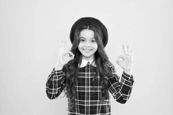 Feliz retrato de criança alegre e sorridente. Menina pequena penteado agradável. Que rapariga fixe. Loja de moda. Um acessório chique. Criança cabelo encaracolado longo usando chapéu. uniforme elegante colegial feliz. Conceito de infância feliz — Fotografia de Stock