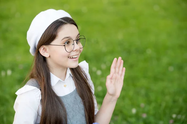 Pour un avenir meilleur. Enfant heureux faire un geste de salutation à l'extérieur. La petite fille retourne à l'école. Avenir et attentes. Enfance et temps scolaire. Croissance et développement. Allumer un avenir meilleur — Photo