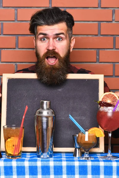 Barman, barman ou hipster detém publicidade bar . — Fotografia de Stock