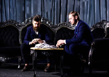 Para ve suç. Mafyanın iç mekanda toplantısı var..