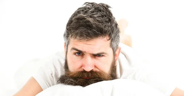 El hombre con mueca somnolienta en la cara se encuentra en la almohada . —  Fotos de Stock