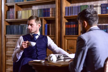 Aristokratlar boş zamanlarını akıllı şirketlerde geçirirler. Çay partisi konsepti.