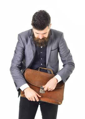 Retro stil konsepti. Sakallı adam eski evrak çantasını açıyor..