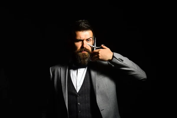 Macho em terno formal tem sua barba e bigode cortados. — Fotografia de Stock