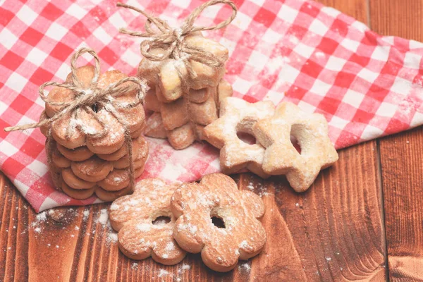 Bolachas de chá em fundo de madeira. Biscoitos em forma de estrela e flor — Fotografia de Stock