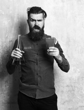 Alkol iğnesi, cam tüp ya da matara tutan vahşi hipster.