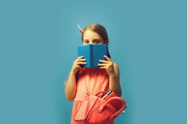 Alumna con trenzas, aislada sobre fondo azul. Regreso a la escuela —  Fotos de Stock